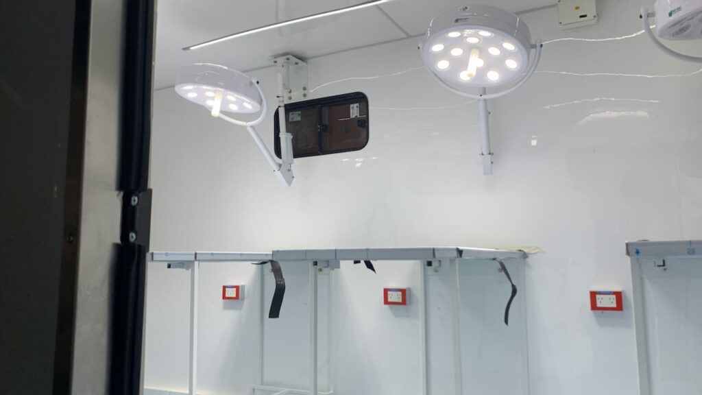 interior de camioneta de zoonosis