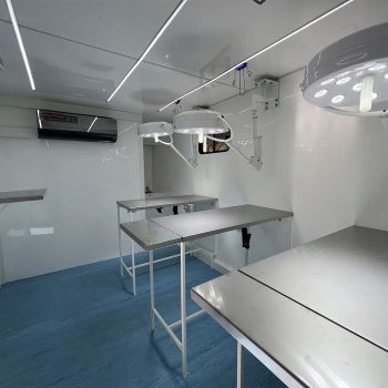 Interior camioneta zoonosis equipada para operación o lo que sea necesario