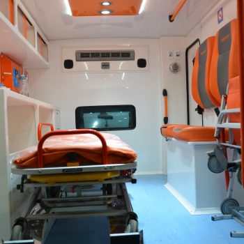 Interior de una ambulancia con camilla y asientos