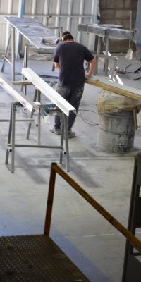 Persona Trabajando en estructura para unidad móvil