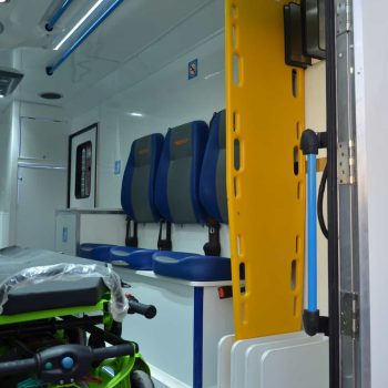 Vista distinta de interior de ambulancia