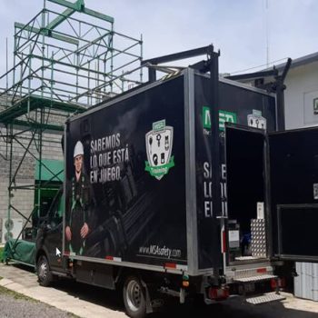 Camión de capacitación y entrenamiento estacionado